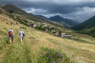 Randonnée  en été  , Paysage du Queyras  , à Molines en Queyras  , avec le hameau de Fontgillarde © jeanmichel deborde