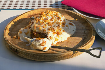 Vegan cream pie with nuts