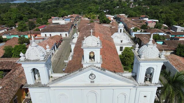 Iglesia colonial de Suchitoto, El Salvador, vista a&eacute;rea