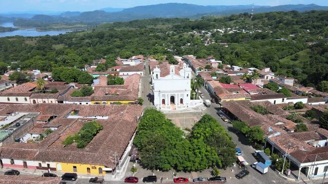 Iglesia colonial de Suchitoto con vista panor&aacute;mica, con monta&ntilde;as y lago