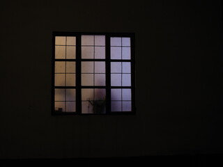stłumione światło w kwadratowej okiennicy, noc