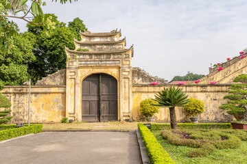 Obraz premium In Hanoi, Vietnam, beautiful yellow palace building at the historical Imperial Citadel of Thang Long.