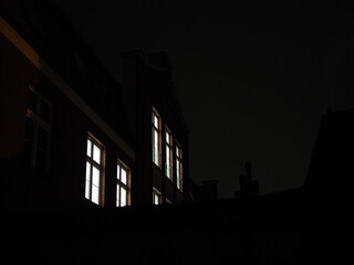Światła w oknach nocą