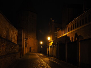 Ponura ulica, nocna atmosfera, światła lamp ulicznych