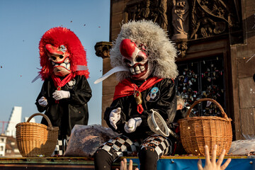 Waggis streuen Konfetti an der basler fasnacht