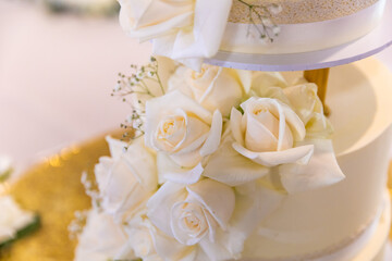 Fototapeta na wymiar Beautiful white wedding cake decorating with white roses