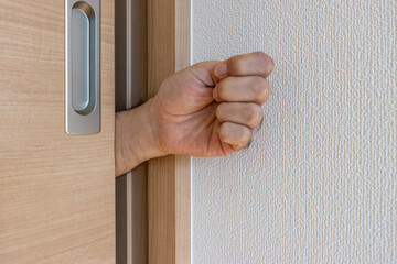 ドアに挟まれた男性の手