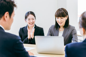 Obraz premium オフィスでノートパソコンを使って会議するキャリアウーマンの女性 