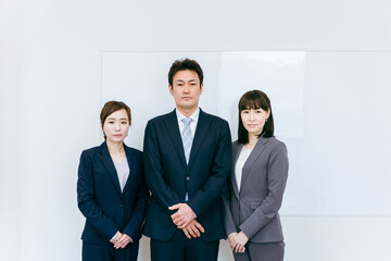 スーツを着た弁護士・司法書士・会計士・税理士・ビジネスマン・ビジネスウーマンのイメージ（3人）

