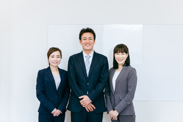 スーツを着た笑顔の弁護士・司法書士・会計士・税理士・ビジネスマン・ビジネスウーマンのイメージ（3人）
