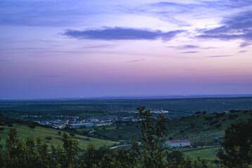 Pueblo en calma en la hora azul