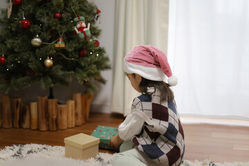 クリスマスプレゼントを開ける女の子
