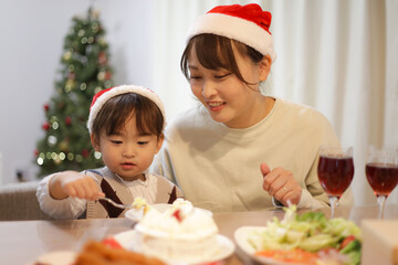 食事をする親子　クリスマスイメージ