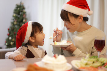 食事をする親子　クリスマスイメージ