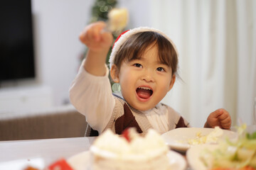 ケーキを食べる女の子