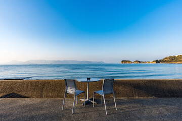 香川県の直島の椅子とテーブルと海