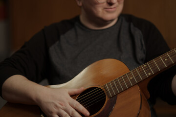 Obraz premium K. playing the guitar.