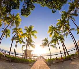 Fototapeta na wymiar ハワイ　ワイキキビーチの夕日