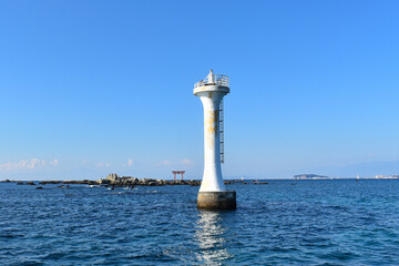 葉山灯台と鳥居と江ノ島