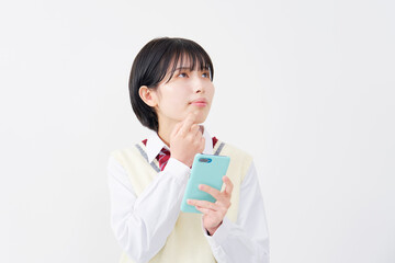 スマホを持って考える女子高生　白背景