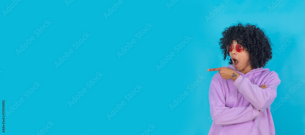 Wall mural afro american girl with sunglasses isolated on background