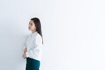 クールで知的な女性