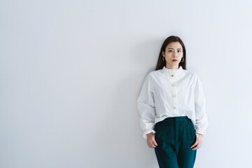 クールで知的な女性