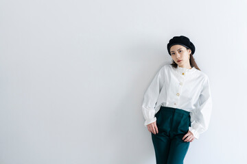 クールで知的な女性