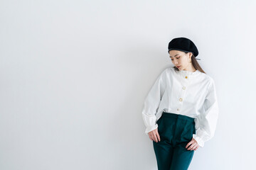クールで知的な女性