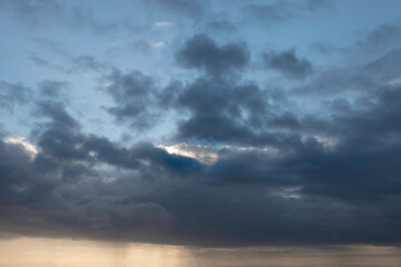 soleil levant caché par les nuages gris
