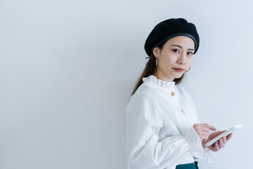 スマートフォンを使う女性