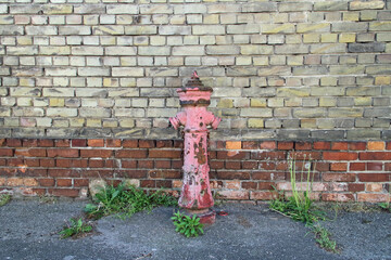 Hydrant vor Backsteinwand