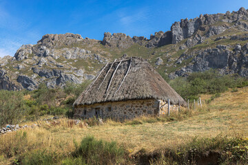 Fototapeta na wymiar Teito, ancient hut in Lake Valley, Asturias