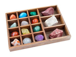 Edelsteine und Box aus Holz   Hintergrund transparent PNG cut out