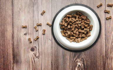Obraz na płótnie Canvas A bowl of dog food on a wooden floor.