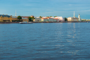 Obraz premium Panoramic view of the embankment of the Neva River in the city of St. Petersburg. Russia. Kunskamera