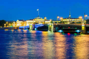 Fototapeta na wymiar Palace bridge of St. Petersburg against the backdrop of the Admiralty, at night