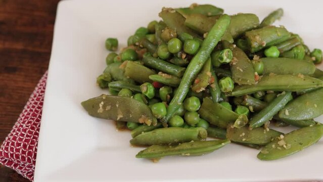 l&eacute;gumes vert cuit dans une assiette