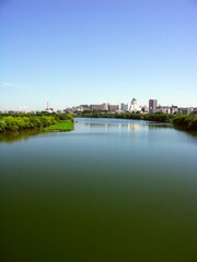葛飾橋から松戸市街地方面を臨む初秋の江戸川風景