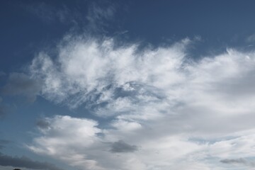 Obraz premium Farbiger Himmel mit interessanten Wolken als Hintergrund