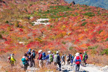 那須岳、姥ヶ平の紅葉を望む登山者