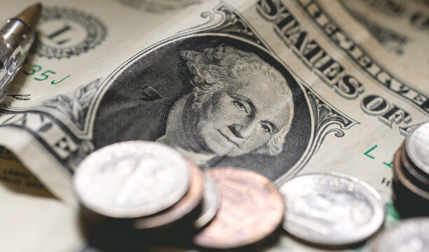 Notas de 1 Dólar dos Estados Unidos e moedas em fotografia macro. Economia americana, crise financeira e inflação.