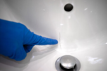 Crack on the ceramic sink in the bathroom. The marriage of the bath.Repair and removal of scratches...