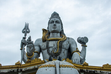 Obraz premium A view of the Shiva temple on the banks of Arabian sea in the town of Muradeshwara
