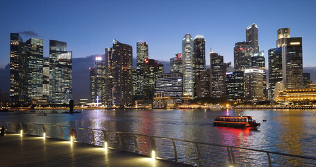 Fototapeta premium Sunset skyline of Singapore cityscape mirrored in water