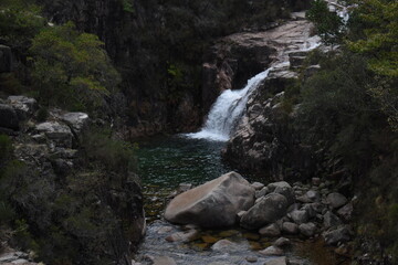 cascata, molhar, natureza, fluvial, córrego, cascata, rocha, paisagem, arborizar, fluxo, verde, cair, montagna, queda, natural, buraco, primavera, bela, creek, cercar, molhado, verão, rocha, beldade, 