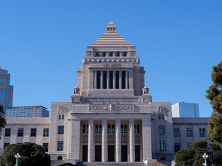 Obraz premium 快晴の空と国会議事堂 正面