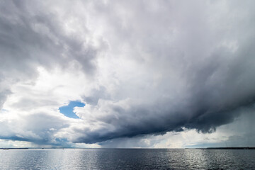Obraz premium The sky before the rain. Storm clouds over the water.