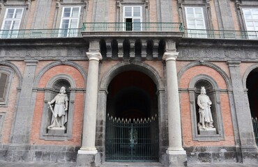 Obraz premium Napoli - Entrata laterale sinistra di Palazzo Reale