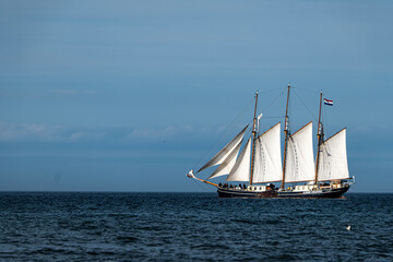 Segelboot auf der Ostsee in Warnem&uuml;nde